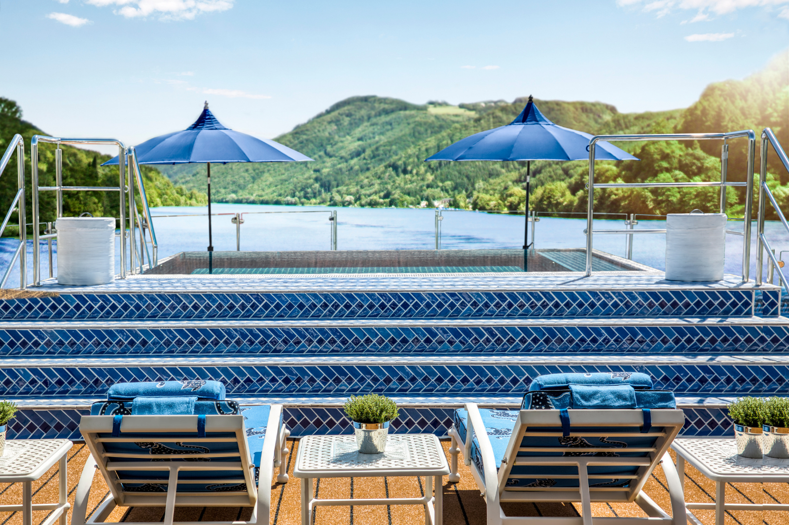 Save up to 40% on luxury travel